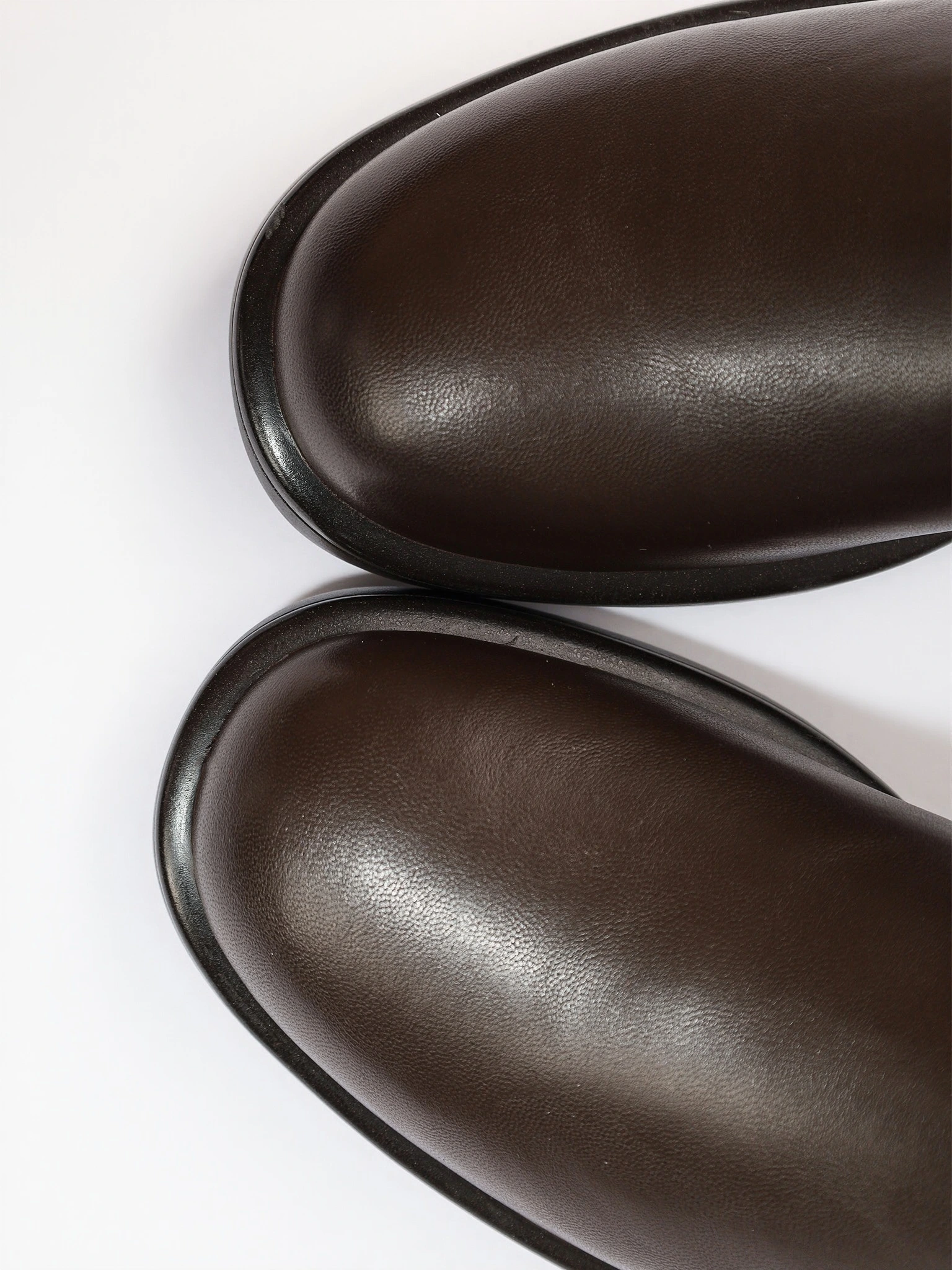 Ботинки-челси коричневого цвета на низком каблуке